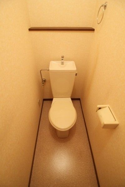 【トイレ】　ゆとりのあるトイレです。