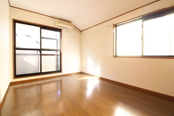 【その他部屋・スペース】　ベランダ側洋室はエアコン完備で快適空間！