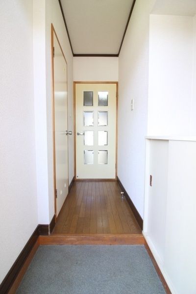 【玄関】　白を基調とした明るい玄関