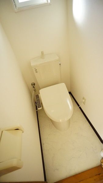 【トイレ】　清潔感のあるバストイレ