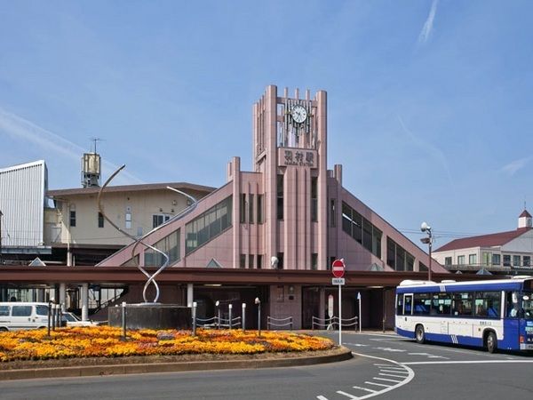 【周辺】　《最寄駅》羽村駅前のモニュメントが特徴的な駅です。東口にはタクシーやバスなどが発着しています。