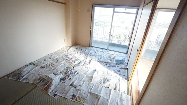 【その他部屋・スペース】　畳焼け防止のために新聞紙を敷いています
