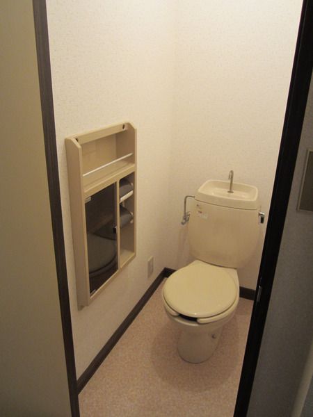 【トイレ】　清潔感のあるトイレです。
