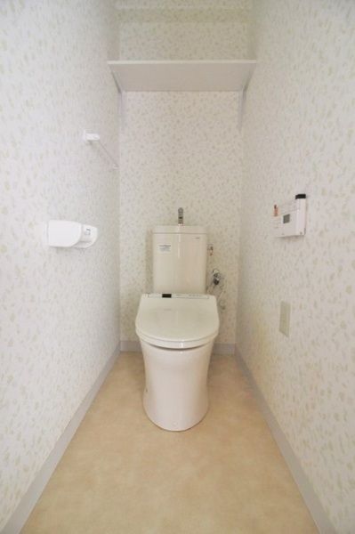 【トイレ】　可愛らしい壁紙がオススメポイントです！