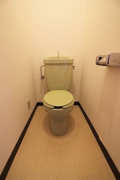 【トイレ】　ゆとりのあるトイレです。※同タイプ画像