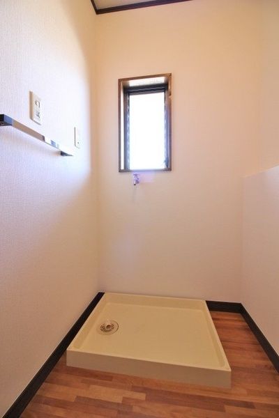【その他設備】　洗濯機置場は浴室前に設置。※同タイプ画像